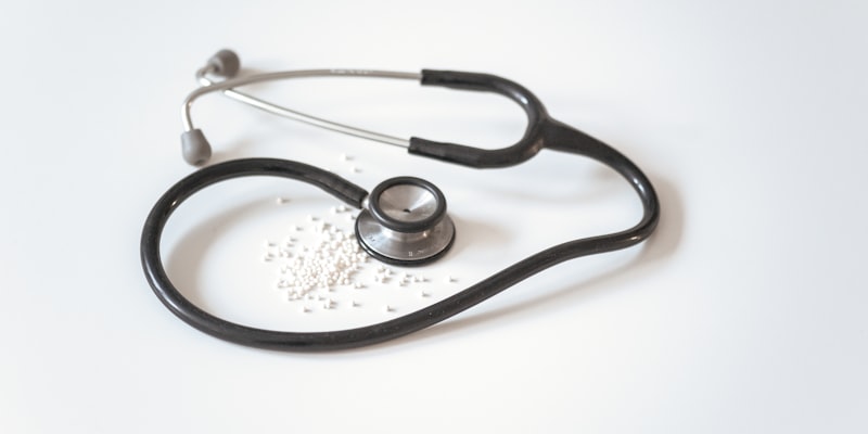 Врач за компьютером с документами